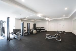 Pusat kecergasan dan/atau kemudahan kecergasan di Modern 1-Bed Unit with Pool Views and Balcony