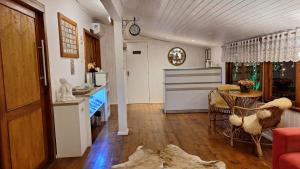 a kitchen and a dining room with a table and a counter at Hospedaria Paradouro Caracol in Canela
