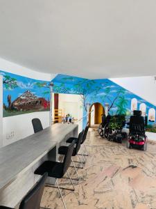 ein Konferenzraum mit einem langen Tisch und Stühlen in der Unterkunft Lovely Estudio Las Americas, sea view in Playa Fañabe