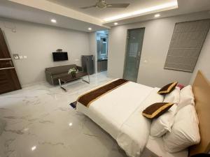 古尔冈The Empire Corporate Villa Hotel Sector 29 near Fortis and Max Hospitals,Huda City Metros Station的一间带大床的卧室和一间客厅
