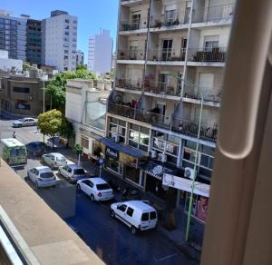 バイアブランカにあるAlvarado 50の建物前に車を停めた通りの景色