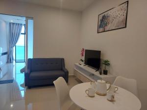 TV a/nebo společenská místnost v ubytování The Shore Kota Kinabalu City Centre By San's Suites