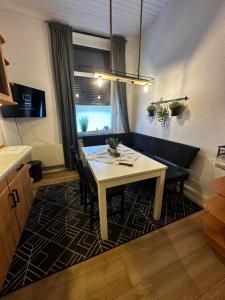 埃姆登Dat AnkerHuus Emden的客厅里有一张白色的桌子和一张沙发