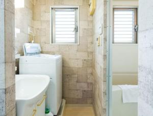 大阪市にあるF HOUSE Os Residence S3の洗面台、トイレ、浴槽を備えたバスルーム +19枚の写真