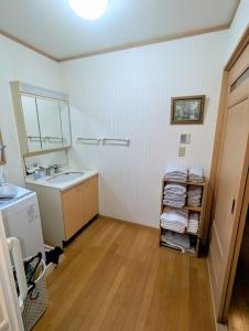 Tatami House 3minutes from Keisei Usui Station 30minutes from Narita Airport 58minutes from Asakusa 49 minutes from Oshiage 65minutes from Ginza的一间浴室