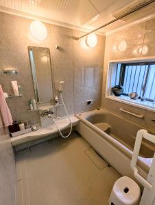 Tatami House 3minutes from Keisei Usui Station 30minutes from Narita Airport 58minutes from Asakusa 49 minutes from Oshiage 65minutes from Ginza的一间浴室