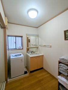 Koupelna v ubytování Tatami House 3minutes from Keisei Usui Station 30minutes from Narita Airport 58minutes from Asakusa 49 minutes from Oshiage 65minutes from Ginza