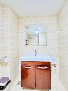 Bilik mandi di Budget Family Room at Ace Suites by the Famous Indoor Water Spa