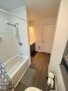 Ένα μπάνιο στο Apartment with a Balcony and Free Parking +13 φωτογραφίες