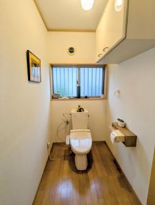 Tatami House 3minutes from Keisei Usui Station 30minutes from Narita Airport 58minutes from Asakusa 49 minutes from Oshiage 65minutes from Ginza的一间浴室