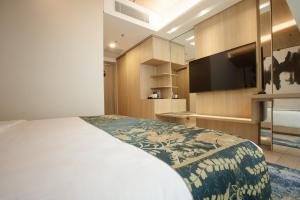 Postel nebo postele na pokoji v ubytování Louis Kienne Cikarang Hotel & Service Apartment