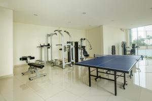 Fitness centrum a/nebo fitness zařízení v ubytování Louis Kienne Cikarang Hotel & Service Apartment