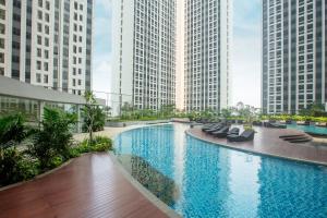 Bazén v ubytování Louis Kienne Cikarang Hotel & Service Apartment nebo v jeho okolí