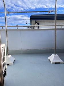 Tatami House 3minutes from Keisei Usui Station 30minutes from Narita Airport 58minutes from Asakusa 49 minutes from Oshiage 65minutes from Ginza的阳台或露台