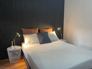 Ένα ή περισσότερα κρεβάτια σε δωμάτιο στο Compton Street Apartment +8 φωτογραφίες