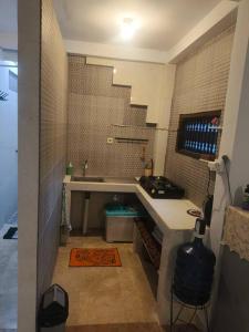 Baño pequeño con lavabo y encimera en AMA AMED simple and confortable, en Amed