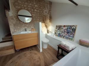 Et badeværelse på Maison dans charmant petit jardin + 10 billeder