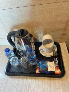 Fasilitas pembuat kopi dan teh di Pandawa Beach Homestay 1