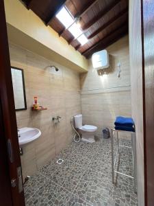 Kamar mandi di Pandawa Beach Homestay 1