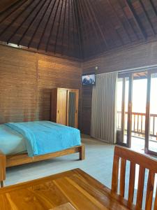 Tempat tidur dalam kamar di Pandawa Beach Homestay 1 +26 foto