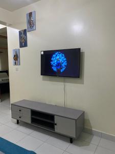 モンバサにあるVitu fine homes 2の壁に掛けられた薄型テレビ