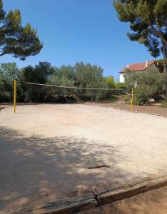 ein Volleyballplatz mit einem Netz in einem Park in der Unterkunft La Bandolaise, studio 25m2 in Bandol