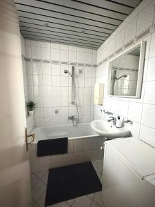 Ένα μπάνιο στο 3 Zimmer-Küche- Balkon-Parkplatz