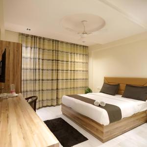 מיטה או מיטות בחדר ב-Hotel GOOD LUCK HOUSE For Family and International Guests Near Delhi Airport