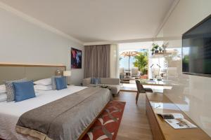 TV a/nebo společenská místnost v ubytování Royal Beach Eilat by Isrotel Exclusive