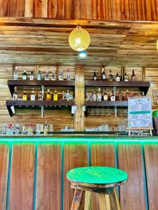Setustofa eða bar á Islanders Hostel Port Barton