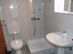 Koupelna v ubytování One-Bedroom Apartment Crikvenica 14