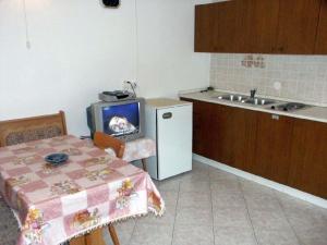 Kuchyň nebo kuchyňský kout v ubytování One-Bedroom Apartment Crikvenica 14