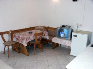 Kuchyň nebo kuchyňský kout v ubytování One-Bedroom Apartment Crikvenica 14