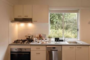 Η κουζίνα ή μικρή κουζίνα στο Romantic Garden Cottage with Home Cinema +35 φωτογραφίες