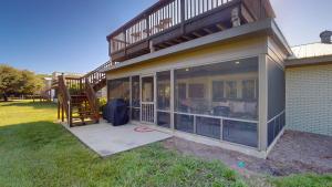 una casa con balcone e porte scorrevoli in vetro di 10 TYLER - 4-Bedroom Home home a Jekyll Island
