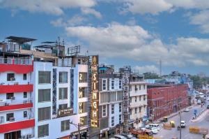 ニューデリーにあるEmpire Suites - Luxury Collection Hotelの建物と通りのある都市の景色