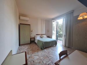 A bed or beds in a room at Hotel Villa Tiziana Még 37 kép