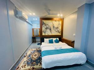Ένα ή περισσότερα κρεβάτια σε δωμάτιο στο Guru hotel and lodge