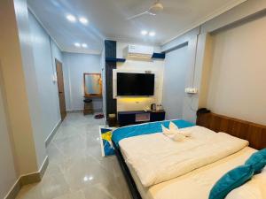 Μια τηλεόραση ή/και κέντρο ψυχαγωγίας στο Guru hotel and lodge