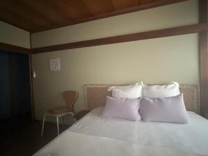 Retreat Guest House Surya - WOMEN's only -客房内的一张或多张床位