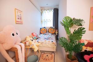 チェンマイにあるMysteryMonster Hostelのハローキティの飾りが付いたベッドのある子供部屋