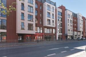 une rue vide avec de grands immeubles au bord d'une route dans l'établissement A.S. HOME Kosciuszki, à Wrocław 13 autres photos