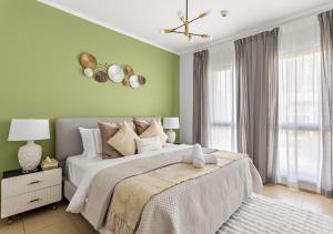 1 dormitorio con 1 cama grande y paredes verdes en 5 Min Walk to Burj Khalifa 2BHK Luxury Downtown Burj Haven, en Dubái 42 fotos más