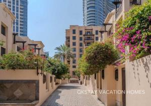 una calle en la ciudad con edificios altos en 5 Min Walk to Burj Khalifa 2BHK Luxury Downtown Burj Haven, en Dubái