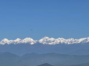 vistas a una cordillera nevada en Hotel Dhulikhel View Point, en Dhulikhel