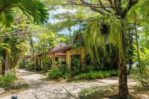Zahrada ubytování Nang Thong Beach Resort