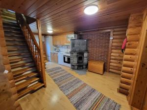 una cucina con fornelli e una scala in una cabina di Hossan Lumo a Hossa