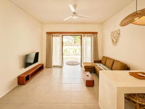 TV a/nebo společenská místnost v ubytování Private Pool Villa Retreat NAMU new one-bedroom 6unit
