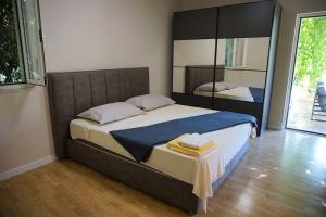Postel nebo postele na pokoji v ubytování Frenchie suite