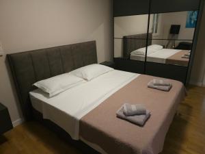 Postel nebo postele na pokoji v ubytování Frenchie suite